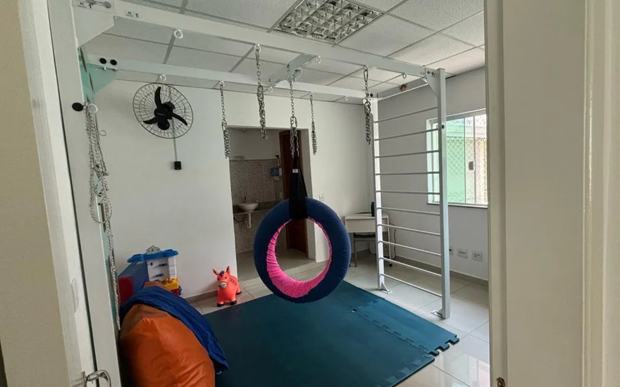 Sala de integração sensorial da clínica, com balanço suspenso